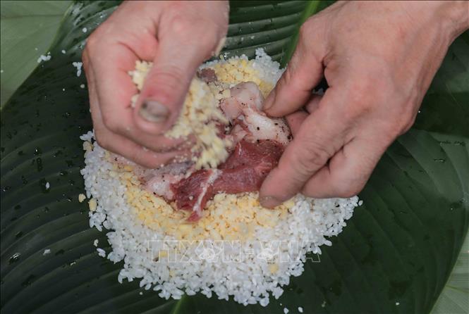 Phong tục gói bánh chưng, giã bánh giầy và làm giò chả từ truyền thuyết Lang Liêu đã trở thành nét đẹp Bet88013 88k Cho Tân Thủ, thể hiện đạo lý 