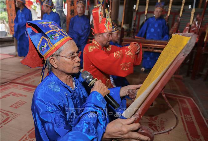 Nghi thức lễ Thánh tại Lễ hội giã giò, gói bánh chưng, giã bánh giầy. Ảnh: Phan Phương – TTXVN