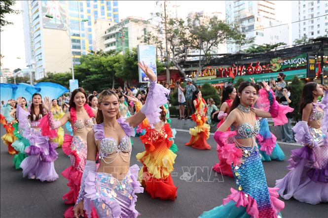 Không khí sôi động của lễ diễu hành Carnival trên đường Trần Phú, phường Nha Trang. Ảnh: Đặng Tuấn - TTXVN