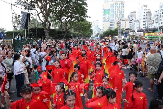 Không khí sôi động của lễ diễu hành Carnival trên đường Trần Phú, phường Nha Trang. Ảnh: Đặng Tuấn - TTXVN

