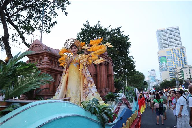 Các diễn viên tái hiện vẻ đẹp Bet88013 88k Cho Tân Thủ biển trong chương trình Carnival đường phố. Ảnh: Đặng Tuấn - TTXVN