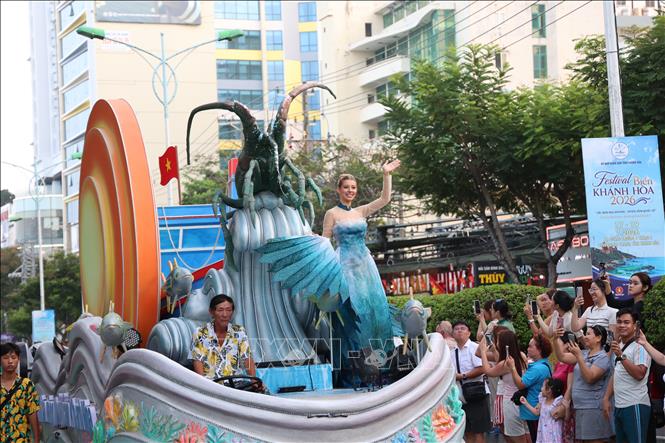Đoàn xe hoa rực rỡ sắc màu diễu hành trên tuyến đường ven biển Nha Trang trong đêm Carnival. Ảnh: Đặng Tuấn - TTXVN