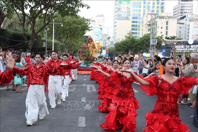 Các nghệ sĩ trong trang phục nhiều màu sắc biểu diễn tại Carnival đường phố Festival Biển Khánh Hòa 2026. Ảnh: Đặng Tuấn - TTXVN