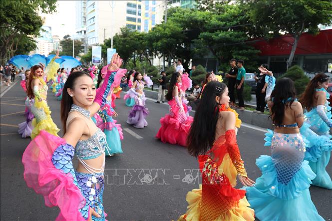 Không khí sôi động của lễ diễu hành Carnival trên đường Trần Phú, phường Nha Trang. Ảnh: Đặng Tuấn - TTXVN