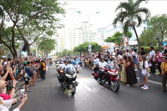 Đoàn diễu hành mô tô trong lễ hội Carnival đường phố. Ảnh: Đặng Tuấn – TTXVN