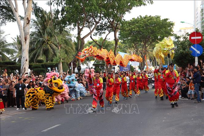 Những màn trình diễn nghệ thuật đường phố tạo điểm nhấn cho Festival biển Khánh Hòa 2026. Ảnh: Đặng Tuấn - TTXVN