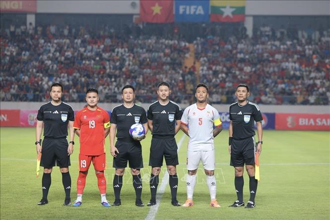 Hai đội làm thủ tục thi đấu. Ảnh: Minh Quyết - TTXVN
