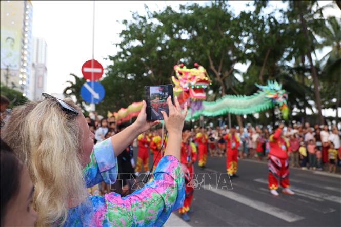 Đông đảo người dân và du khách theo dõi các đoàn xe hoa diễu hành qua khu vực trung tâm phường Nha Trang. Ảnh: Đặng Tuấn - TTXVN