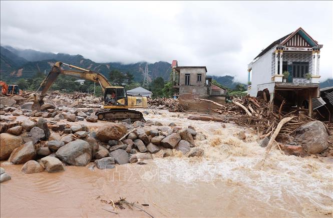 Sở Xây dựng phối hợp với Ban 2, Bộ Xây dựng tập trung nhân lực, phương tiện, máy móc, nguyên vật liệu gấp rút thông tuyến nhanh nhất, tránh ùn tắc trên Quốc lộ 32 đoạn qua xã Mường Than. Ảnh: Quý Trung - TTXVN