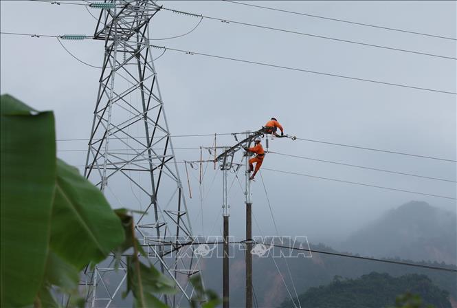 Công ty Điện lực Lai Châu huy động cán bộ, công nhân kỹ thuật, phương tiện máy móc, trang thiết bị tập trung khắc phục hệ thống lưới điện. Ảnh: Quý Trung - TTXVN