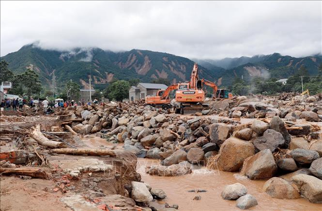 Sở Xây dựng phối hợp với Ban 2, Bộ Xây dựng tập trung nhân lực, phương tiện, máy móc, nguyên vật liệu gấp rút thông tuyến nhanh nhất, tránh ùn tắc trên Quốc lộ 32 đoạn qua xã Mường Than. Ảnh: Quý Trung - TTXVN