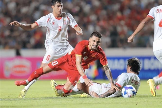 Đỗ Hoàng Hên thi đấu xuất sắc và có bàn thắng nâng tỷ số lên 3 - 0 cho đội tuyển Việt Nam. Ảnh: Minh Quyết - TTXVN
