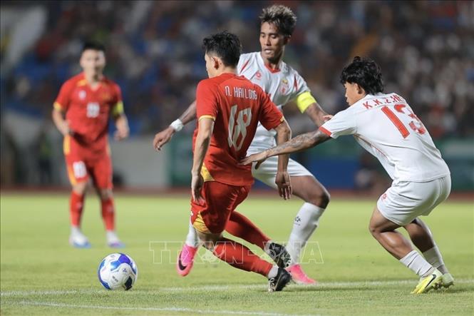 Pha tranh cướp bóng của cầu thủ Hai Long (số 18, Việt Nam) và hậu vệ bên phía Myanmar. Ảnh: Minh Quyết - TTXVN