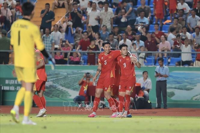 Đình Bắc ghi bàn thắng ấn định chiến thắng 4 - 0 cho đội tuyển Việt Nam. Ảnh: Minh Quyết - TTXVN