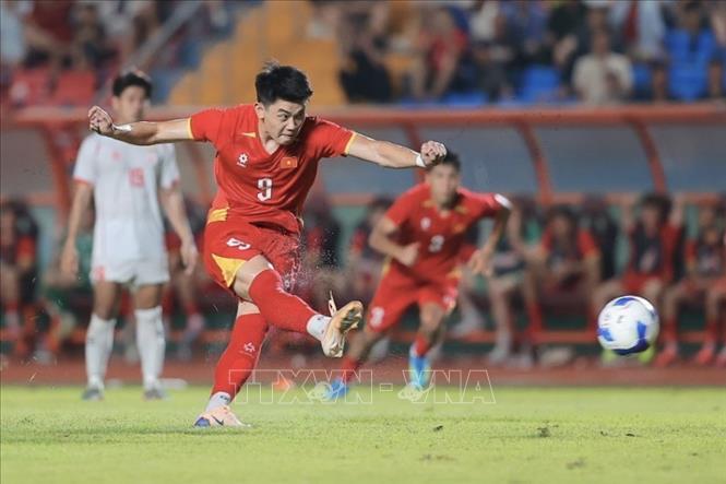 Đình Bắc ghi bàn thắng ấn định chiến thắng 4 - 0 cho đội tuyển Việt Nam. Ảnh: Minh Quyết - TTXVN