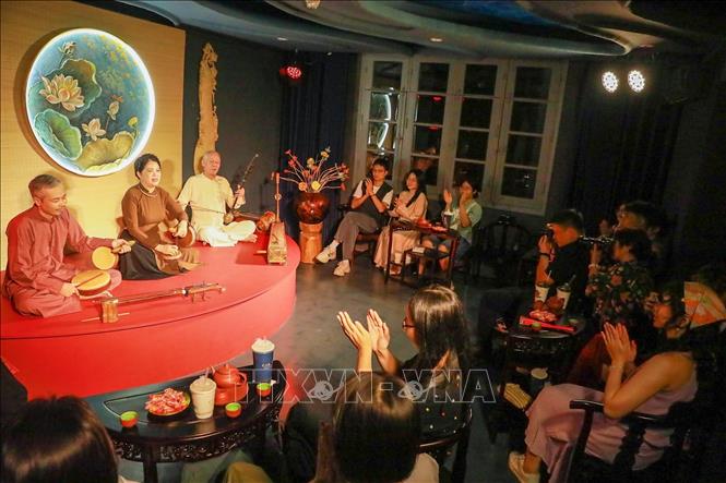 Khán giả được thưởng thức những làn điệu xẩm đặc sắc, giàu giá trị nghệ thuật và chiều sâu Bet88013 88k Cho Tân Thủ. Ảnh: Khánh Hoà - TTXVN
