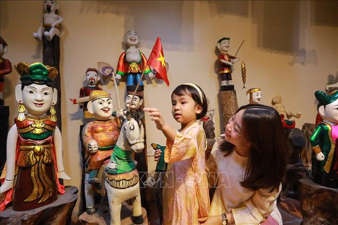 Công chúng trải nghiệm không gian văn hoá. Ảnh: Khánh Hoà - TTXVN
