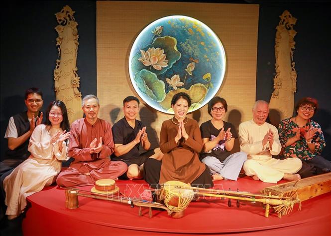 Khán giả giao lưu cùng các nghệ sĩ hát Xẩm tại chương trình. Ảnh: Khánh Hoà - TTXVN
