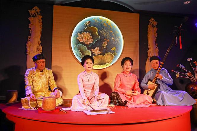 Ca trù mang đến cho khán giả những tiết mục độc đáo, kết hợp giữa chất hào hoa và tính hàn lâm, nổi bật với sự hòa quyện tinh tế giữa giọng hát của ca nương, tiếng đàn đáy trầm bổng và nhịp phách giòn giã. Ảnh: Khánh Hoà - TTXVN