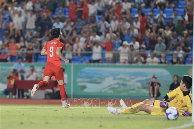 Đình Bắc ghi bàn thắng ấn định chiến thắng 4 - 0 cho đội tuyển Việt Nam. Ảnh: Minh Quyết - TTXVN
