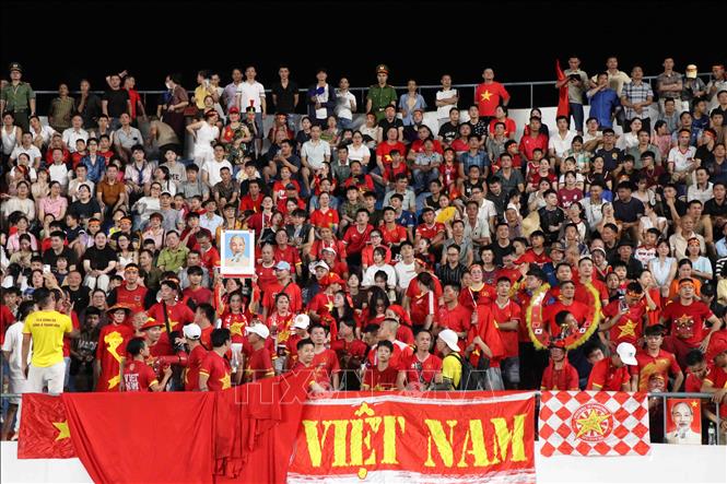 Hàng nghìn cổ động viên tới cổ vũ cho trận giao hữu giữa hai đội Việt Nam - Myanmar. Ảnh: Trần Trang - TTXVN 