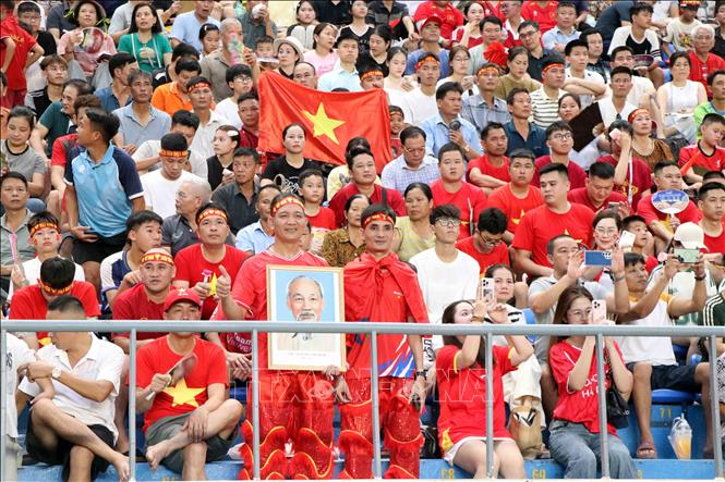 Đông đảo cổ động viên theo dõi trận đấu giao hữu quốc tế giữa đội tuyển Việt Nam và Myanmar. Ảnh: Trần Trang-TTXVN 